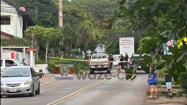 Hombre fue ejecutado de múltiples balazos dentro de un carro en Guanacaste