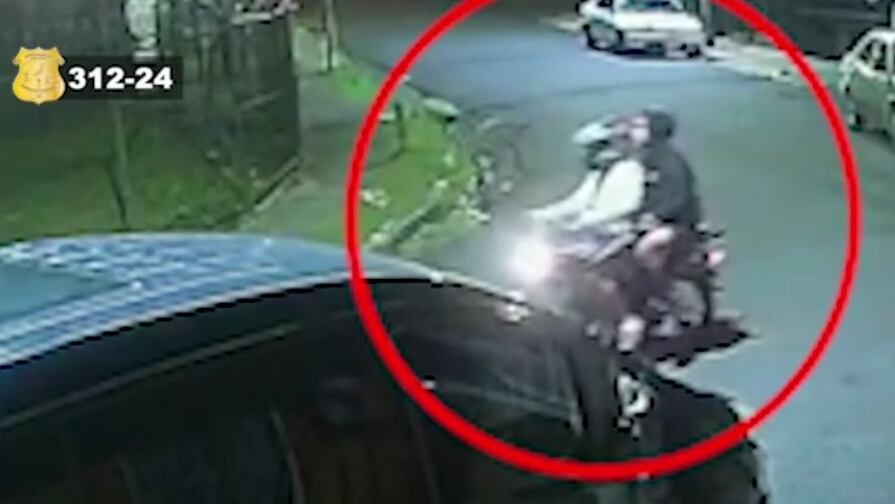 Cámaras de seguridad grabaron a los sospechosos de participar en el homicidio de Kristian Anthony Reid Downer, de 45 años, a quien atacaron en Limón. Foto: OIJ