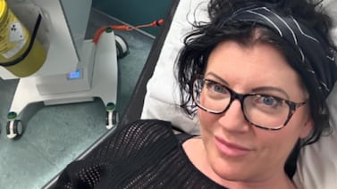 Mujer pensó que se había desgarrado el hombro y los médicos le dieron analgésicos: tenía cáncer terminal