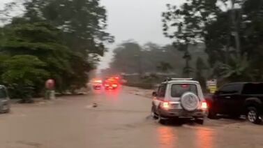 Lluvias provocan caída de poste sobre casa y dejan carro atrapado en inundación