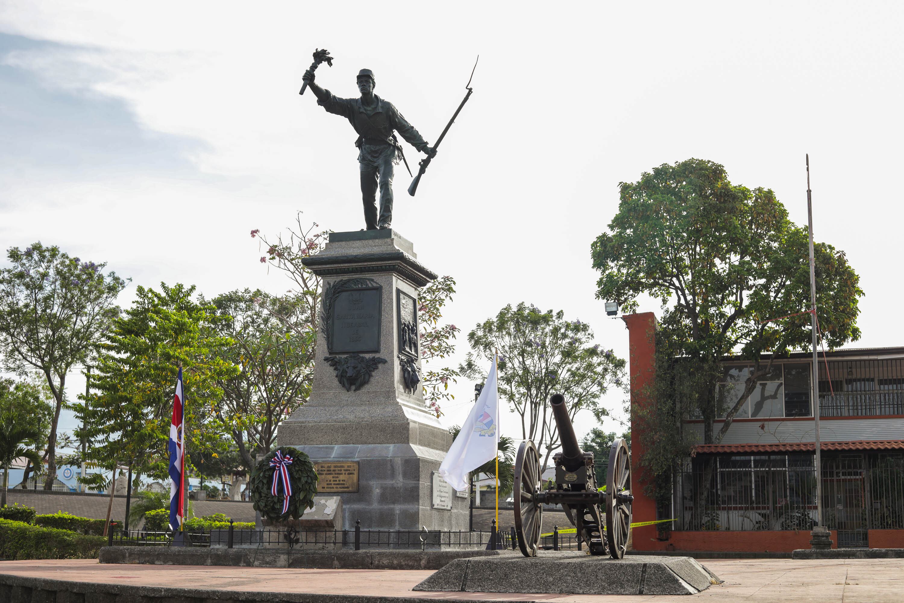Jesús Campos y Julio Camacho fueron los dos únicos músicos de la Banda de Alajuela en los actos del 11 de abril en Alajuela. En la foto el presidente Carlos Alvarado y la alcaldesa de Alajuela Laura María Chaves Quirós