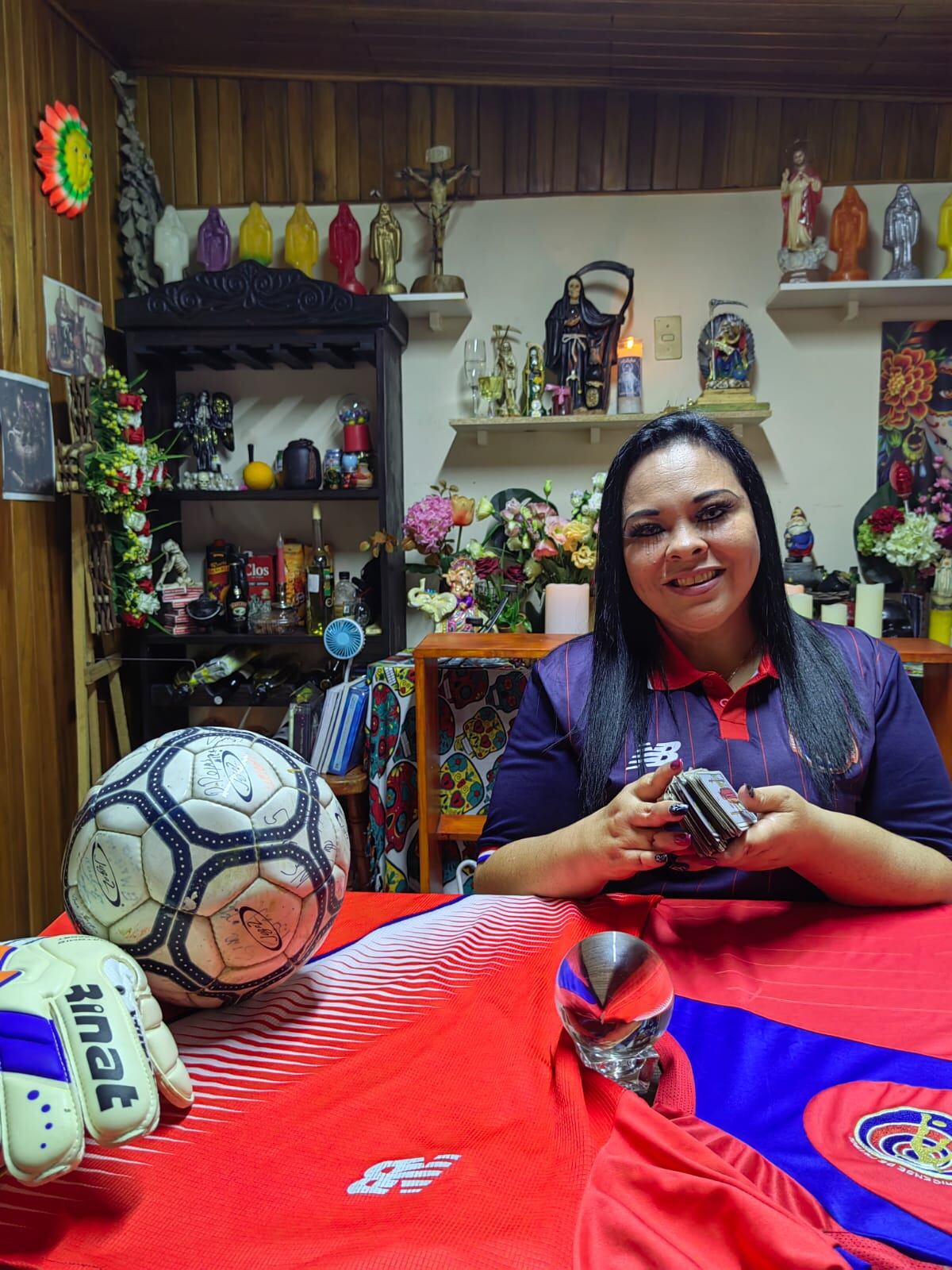 Una de las tarotistas más conocidas e influencer de las redes sociales, Mithzi Bonilla solano, nos recibió en su consultorio el pasado jueves 9 de junio, con el objetivo de tirarle las cartas al partido de repechaje del 14 de junio entre Costa Rica y Nueva Zelanda por el mundial Catar 2022