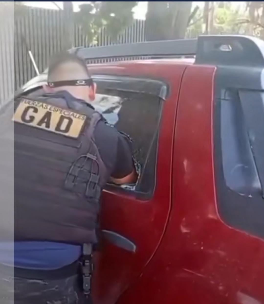 Policía rescata a niño de 2 años deshidratado que fue dejado encerrado en un carro en un centro comercial