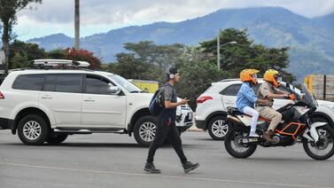 Así va el proceso para prohibir que dos personas viajen en la misma moto
