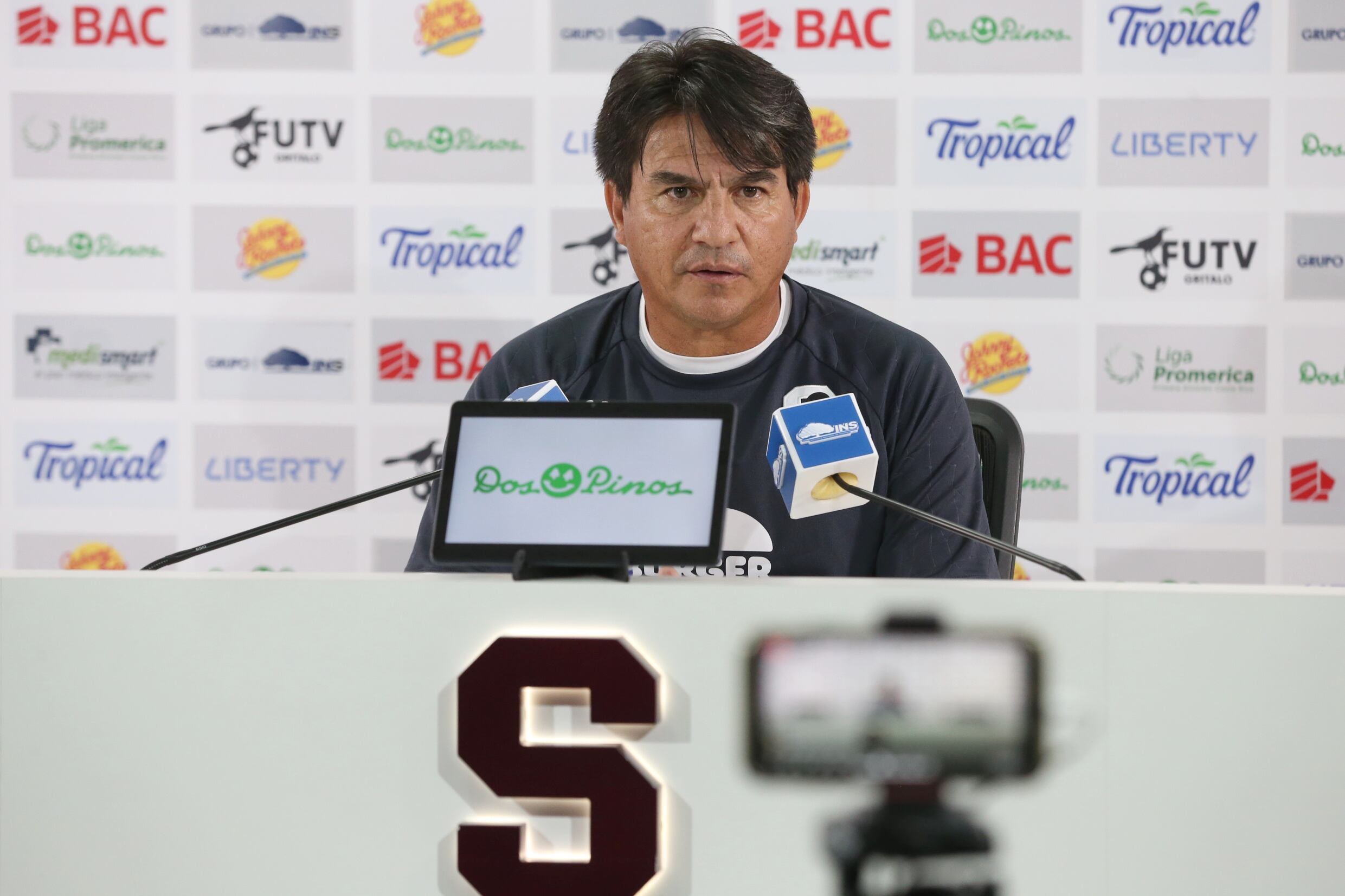 30/08/24/ Conferencia de prensa de Vladimir Quesada DT de Saprissa y presentación de Óscar Duarte y Deyver Vega como májenos jugadores de Saprissa / Foto John Durán