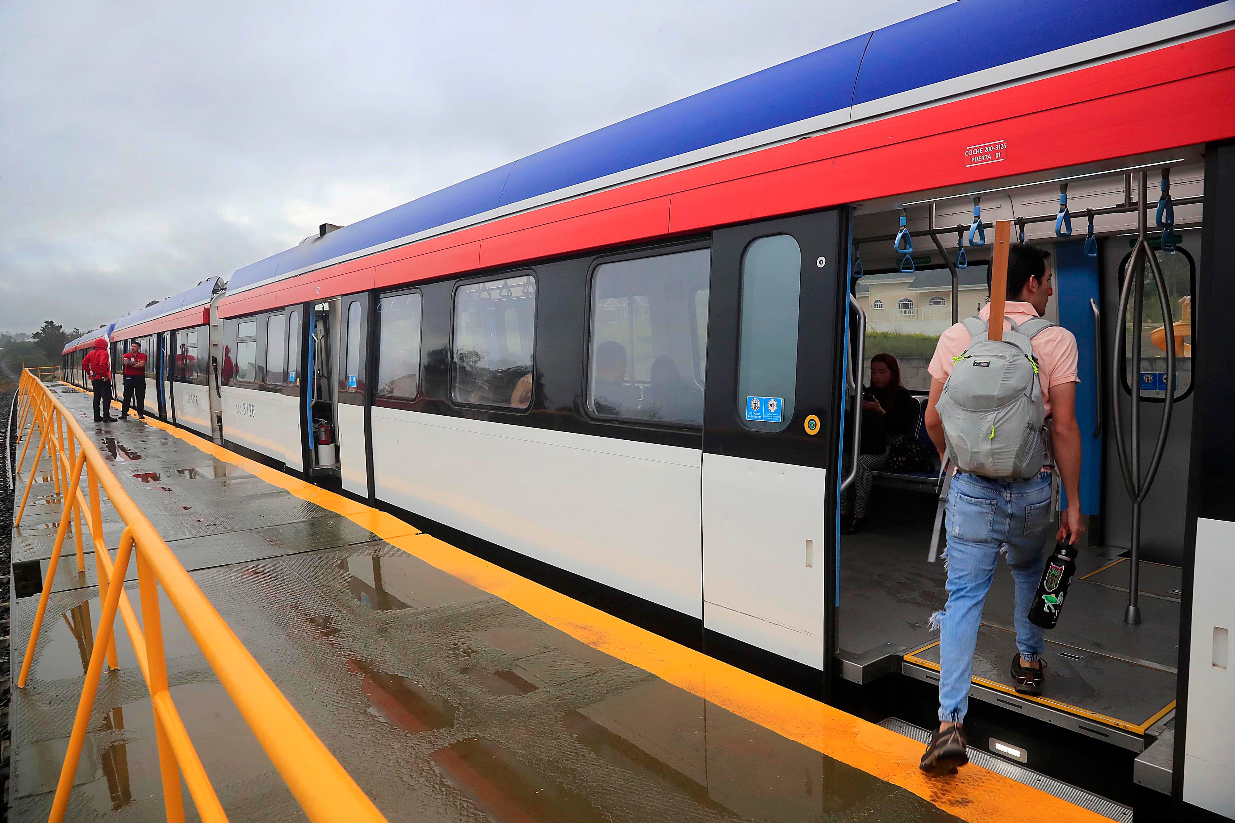 18/09/2023   Paraíso de Cartago. A las 6:05 a.m. partió, unos dos kilómetros antes del centro de este cantón brumoso, el primer tren con rumbo a San José. Entre los aproximadamente veinte pasajeros hubo estudiantes, trabajadores e incluso quienes aprovecharon el viaje para asistir a una cita médica.