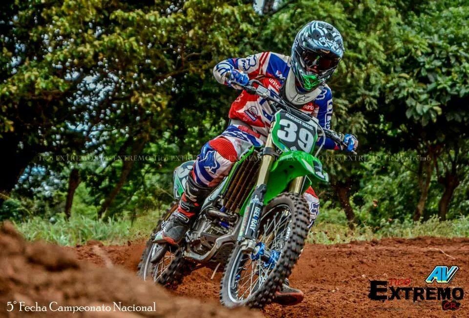 Maverick Vargas, el piloto de 30 años que falleció tras el desplome de una avioneta en Puerto Viejo de Sarapiquí, la mañana de este lunes 25 de mayo del 2026, era amante del motocroos. Foto: Tomada de redes sociales