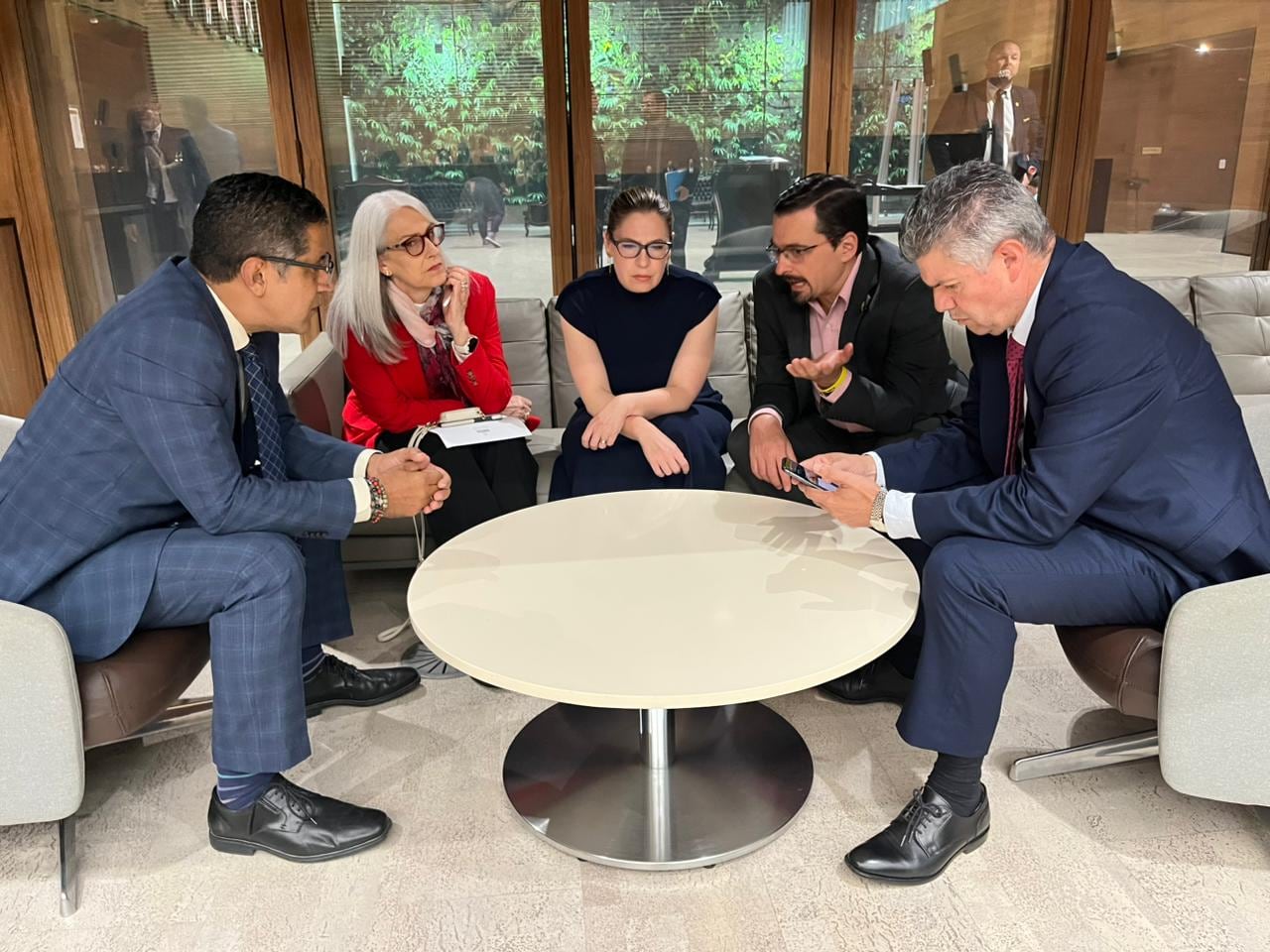 En la imagen, el jefe de fracción oficialista, Nogui Acosta, conversa con los líderes de las bancadas de oposición: Abril Gordienko (PUSC); Claudia Dobles (CAC); José María Villalta (FA); y Álvaro Ramírez (FA). (Cristian Mora /La Nación)
