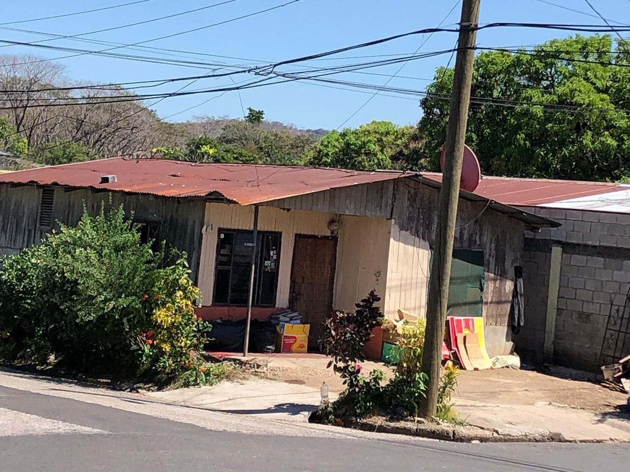Volante Luis Díaz, jugador de la MSL y su familia, vecinos del Barrio Guadalupe de Nicoya. Cortesía.