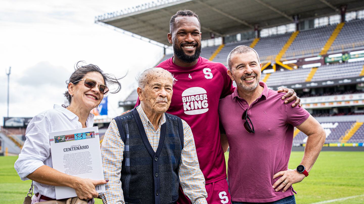 Saprissa festeja los cien años de vida de don Francisco Rojas en la Cueva