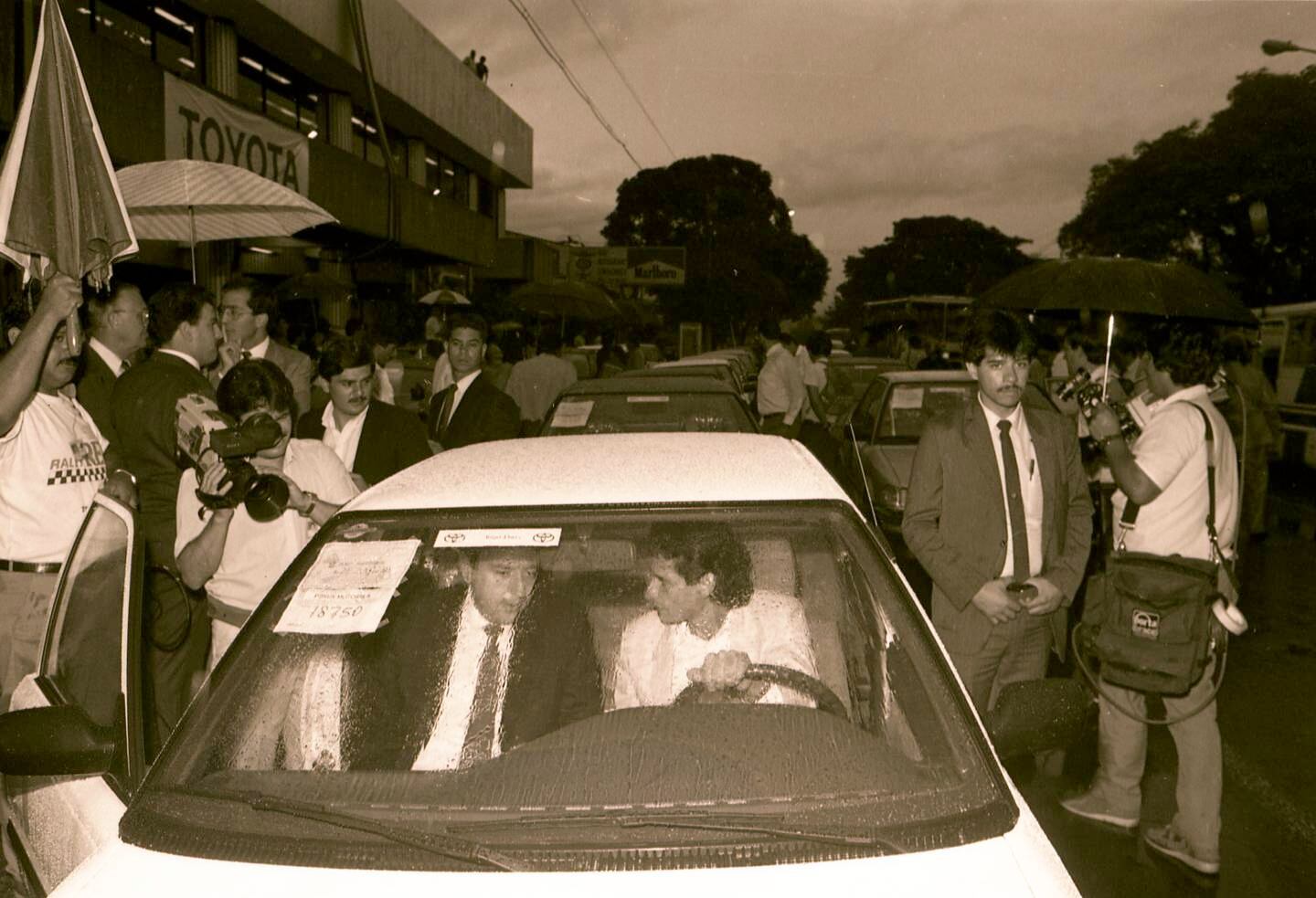El presidente Rafael Ángel Calderón (1990-1994) asistió a la entrega de carros con los futbolistas. Acá aparece en el auto de Róger Flores. (Archivo LN)