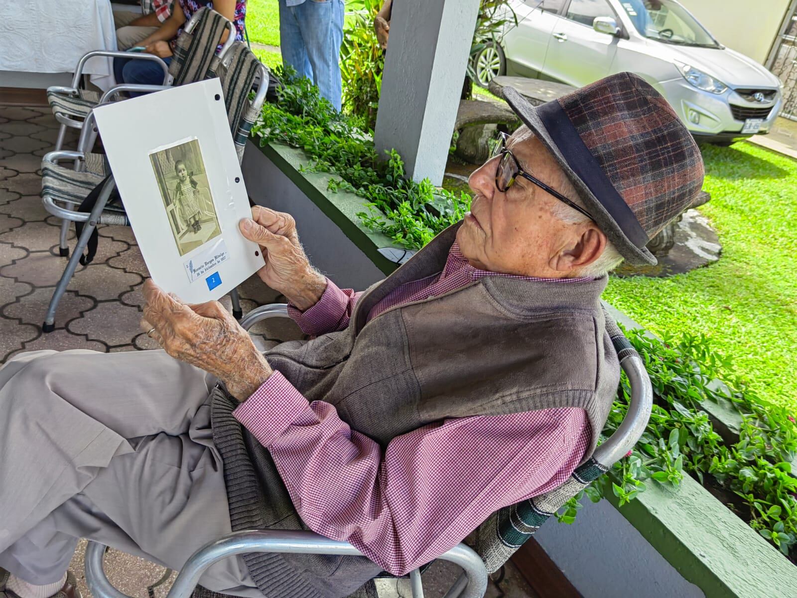 La familia Vargas Hidalgo de Santa Bárbara de Heredia, comenzó en 1927 una especial tradición al vestir a los que iban naciendo, a los 9 meses, con un mismo vestidito que hizo doña Mélida Hidalgo Cortés. El vestido tiene ya 96 años y lo han usado 11 hijos, 34 nietos, 80 bisnietos y 52 tataranietos, 176 bebés en total