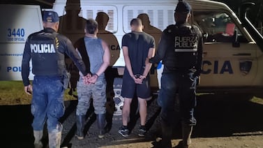 Sorprenden a supuestos oreros con moto robada, oro, marihuana y casi ¢1 millón