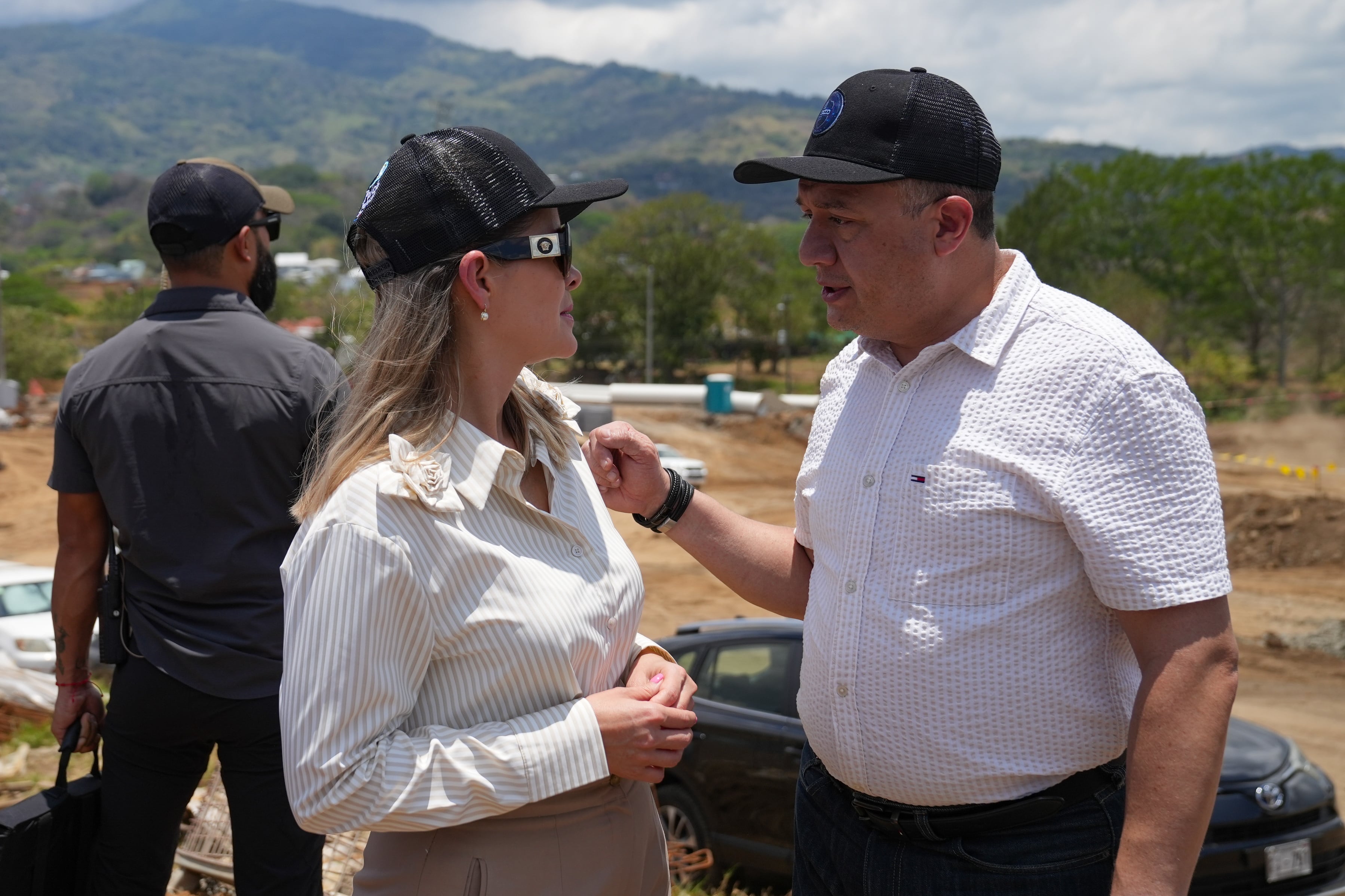 El presidente de la República, Rodrigo Chaves, la presidenta electa, Laura Fernández y los ministros de Justicia y Seguridad, Gerald Campos y Mario Zamora inspeccionaron el avance de obras en el CACCO.