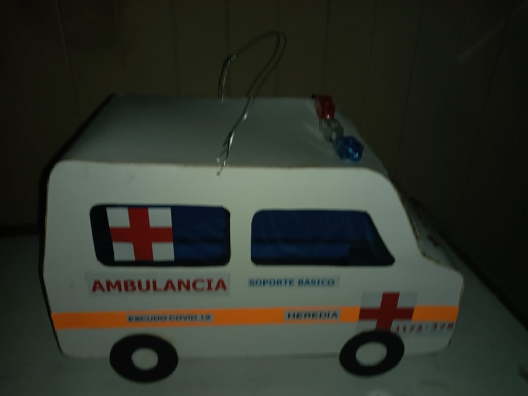 Diego Vargas es vecino de Goicoechea y farolero de hace muchos años quien nos confirma que está sudando la gota gorda con la fabricación de faroles y que las ambulancias y las antorchas de Juan Santamaría es de lo que más le piden