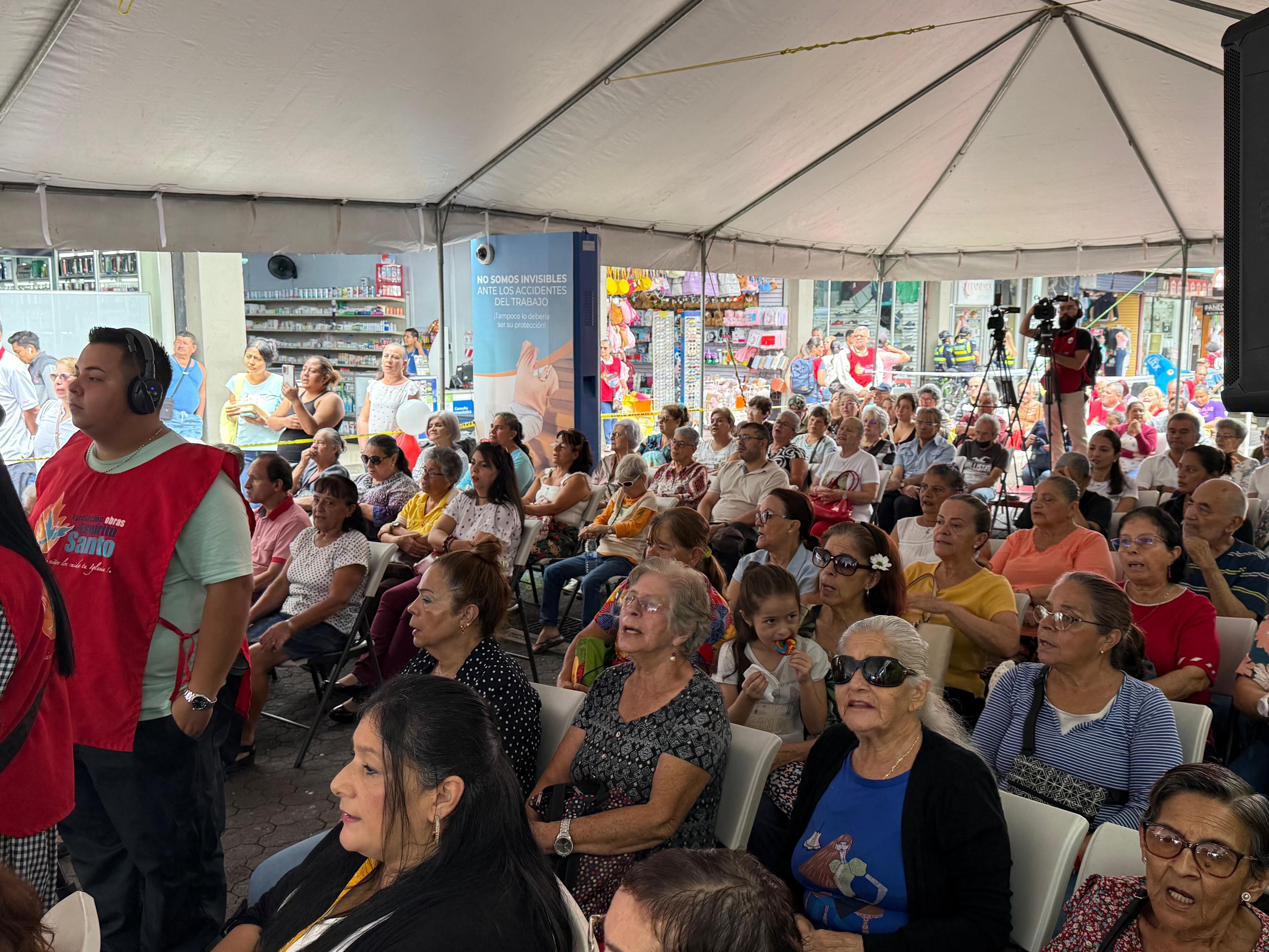 Don José Antonio Gutiérrez Leiva es un tramero de cuarta generación del Mercado Central de San José y fue él quien nos dijo: “Venga, acérquese, quédesele viendo a la imagen del Sagrado Corazón de Jesús, no deje de verla porque ahorita ella lo vuelve a ver a usted”