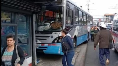 Conductor de bus se siente mal y colisiona contra pared de tienda en Guadalupe