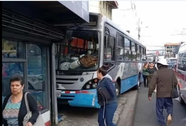 Un bus chocó contra un local luego de que el conductor se sintió mal