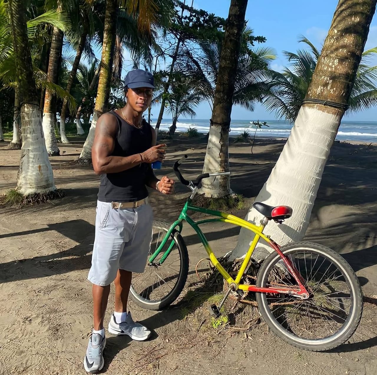 Joven limonense lucha en redes sociales, desde Tortuguero, porque todos aprendamos patuá. Cuando Aniel Sambola prende la cámara de su celular, no solo comienza una clase: arranca un pedacito de historia que huele a mar, a pan bon y a alegría caribeña.