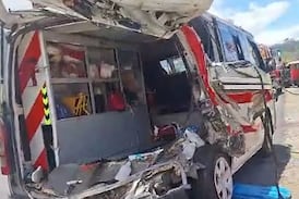 Atienden violentos choques simultáneos en Cartago, en uno de ellos una ambulancia quedó despedazada