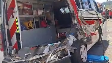 Atienden violentos choques simultáneos en Cartago, en uno de ellos una ambulancia quedó despedazada