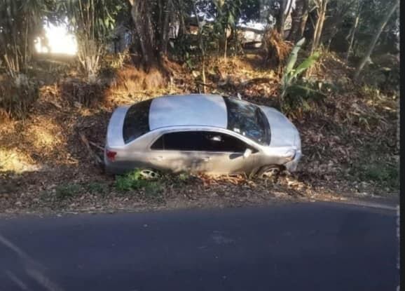 Los dos hombres fueron encontrados sin vida dentro de este carro. Foto Noticr.