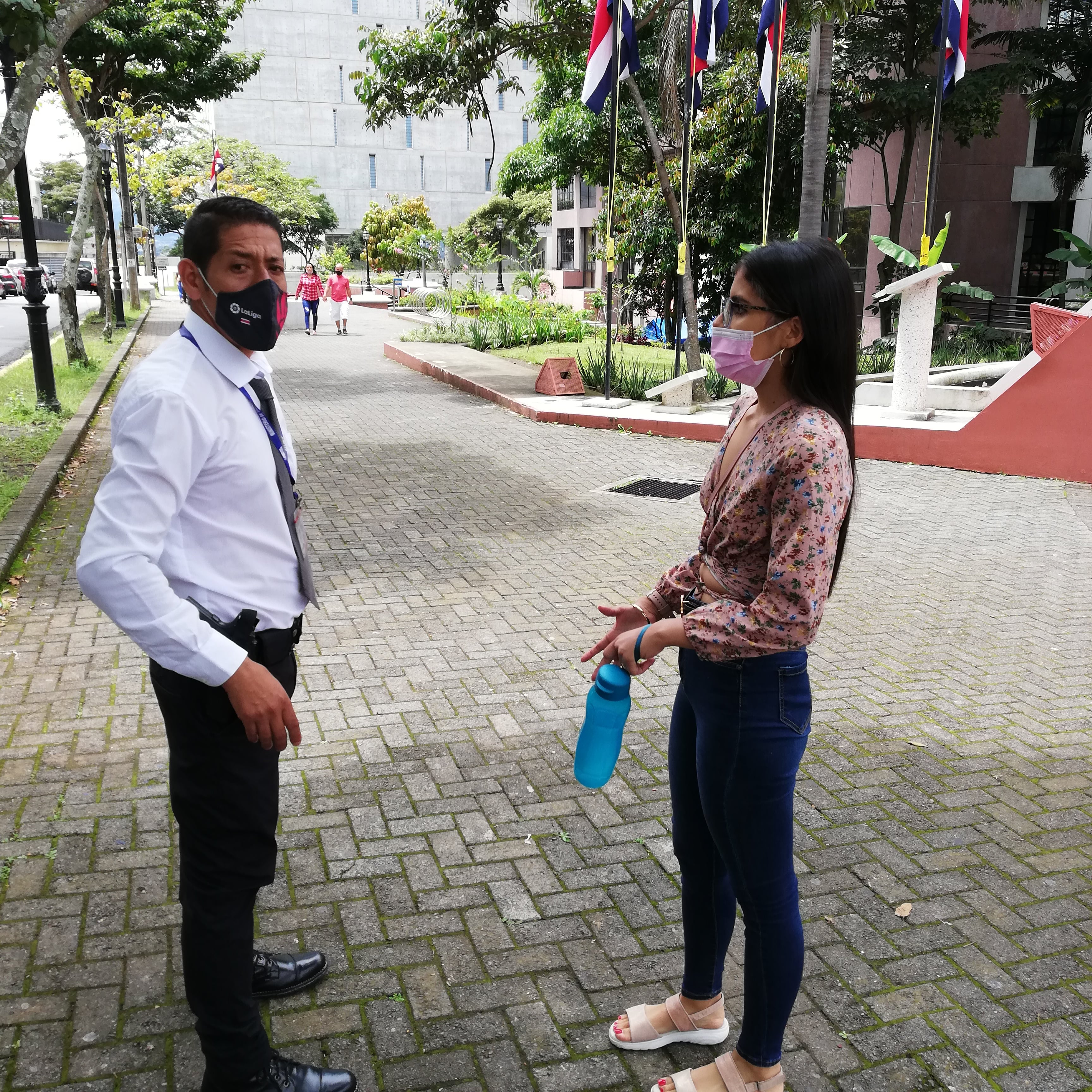 Nahomy Baltodano Ruiz solicitó, por primera vez, su cédula de identidad el 30 de setiembre del 2021, cumple 18 años el 20 de noviembre del 2021 y tenía hasta el 5 de octubre para hacer la solicitud si quería quedar en el padrón electoral de las elecciones presidenciales del 6 de febrero del 2022. En la foto Nahomy le consulta a Alexander Ruiz, de la seguridad del TSE, sobre cómo iniciar su trámite de cédula.