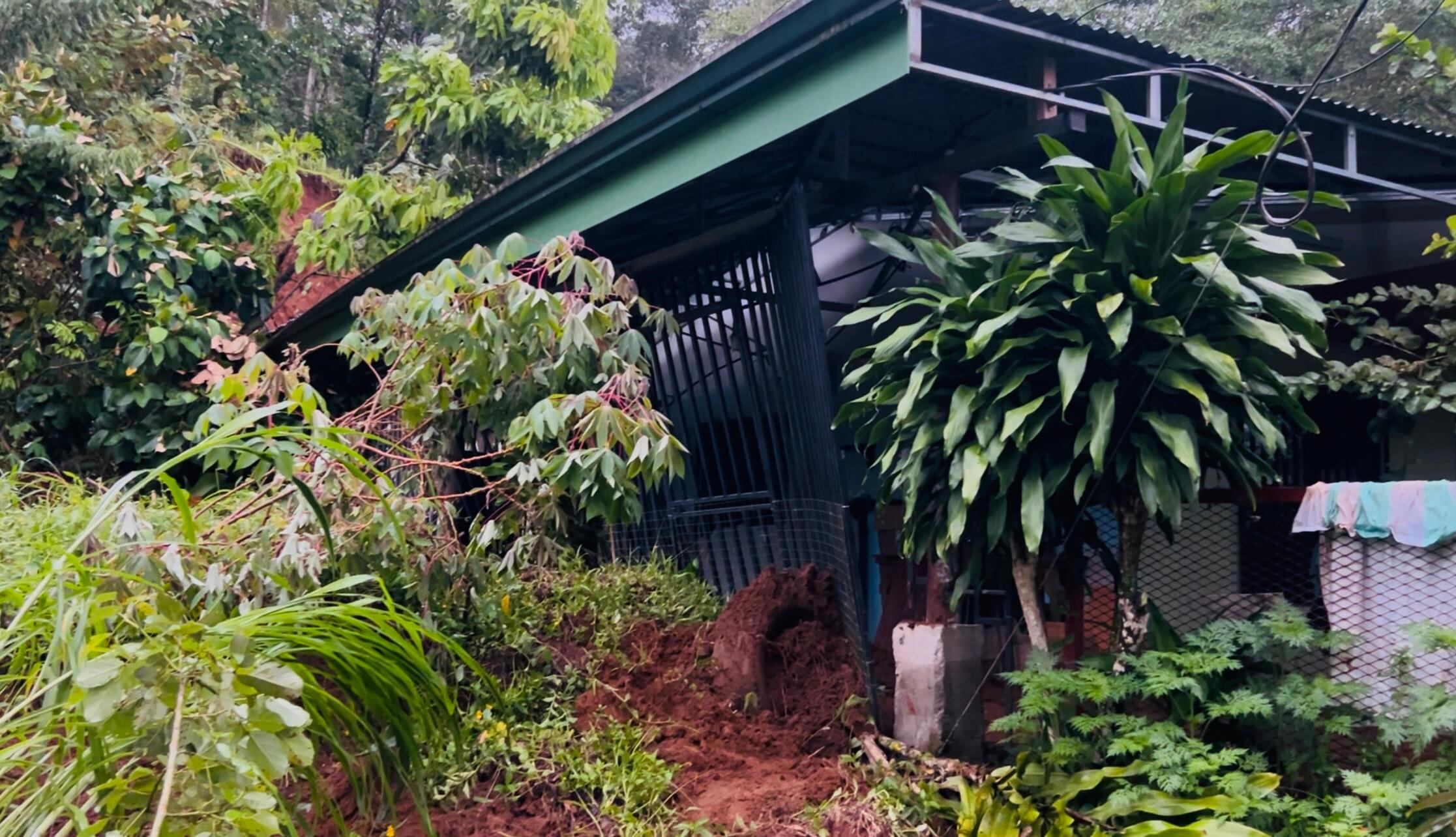 Un deslizamiento en San Luis de Florencia, en San Carlos, zona norte del país, este afectó una casa en la que viven tres personas. Foto: Bomberos