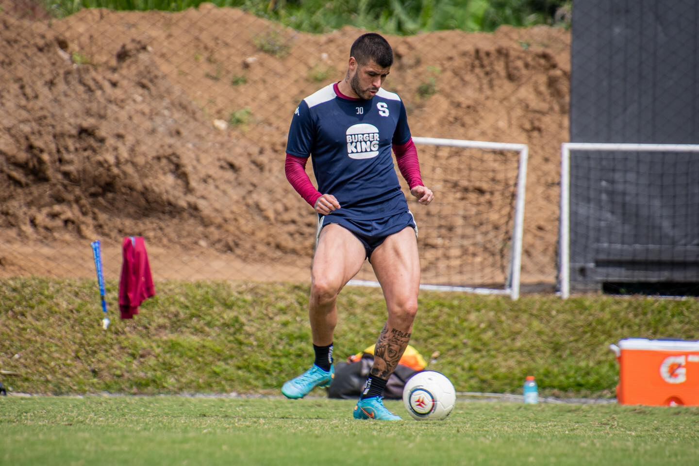 El volante del Saprissa, Ulises Segura recibió el alta médica. Facebook.