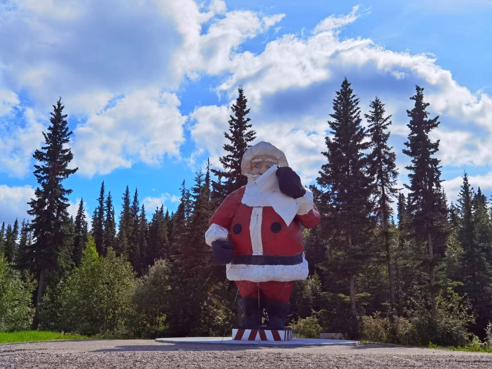 El matrimonio tico de Maureen Martínez Chacón y Eduardo Castro Muñoz, nos enseñan la Casa de Santa en Alaska.