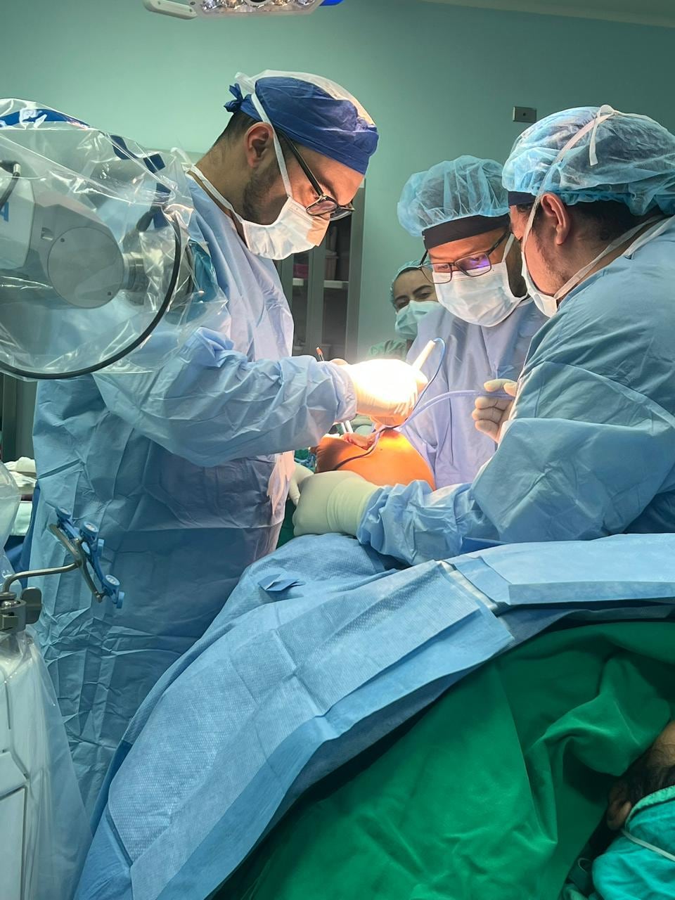 Rosa, el robot que ayuda a los cirujanos a hacer operaciones de reemplazo de rodilla