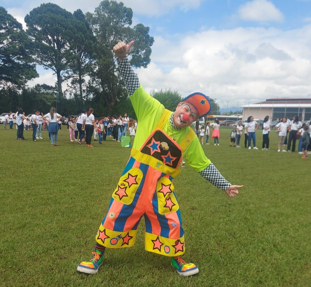 Roy Sánchez Barrantes, un criminólogo de profesión que trabaja en la morgue judicial y tiene 47 años, es también Chisvalín, el payasito evangelizador que alegra las fiestas de Navidad de Obras del Espíritu Santo del padre Sergio Valverde