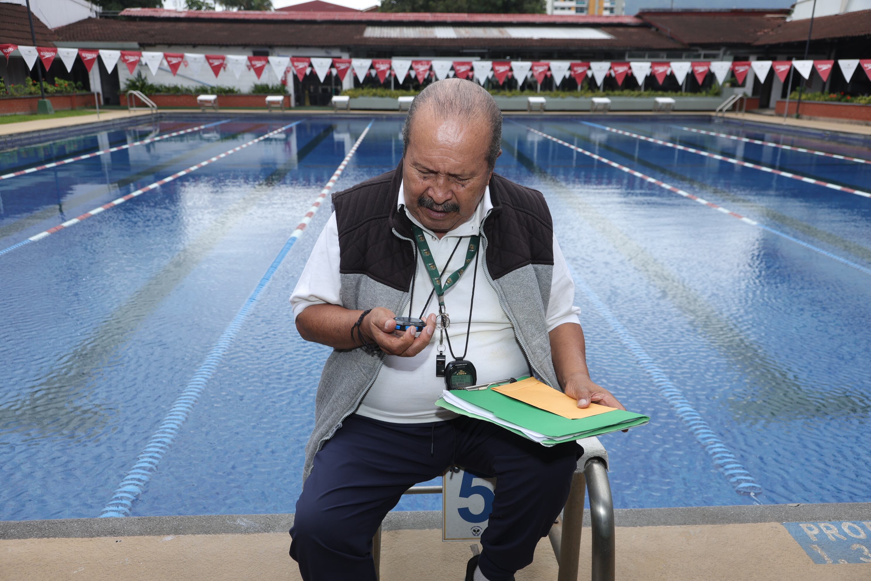 14/07/2025 / Retratos del entrenador de natación Francisco Rivas / MATERIAL EMBARGADO Y EXCLUSIVO DE LA NACION / Foto John Durán