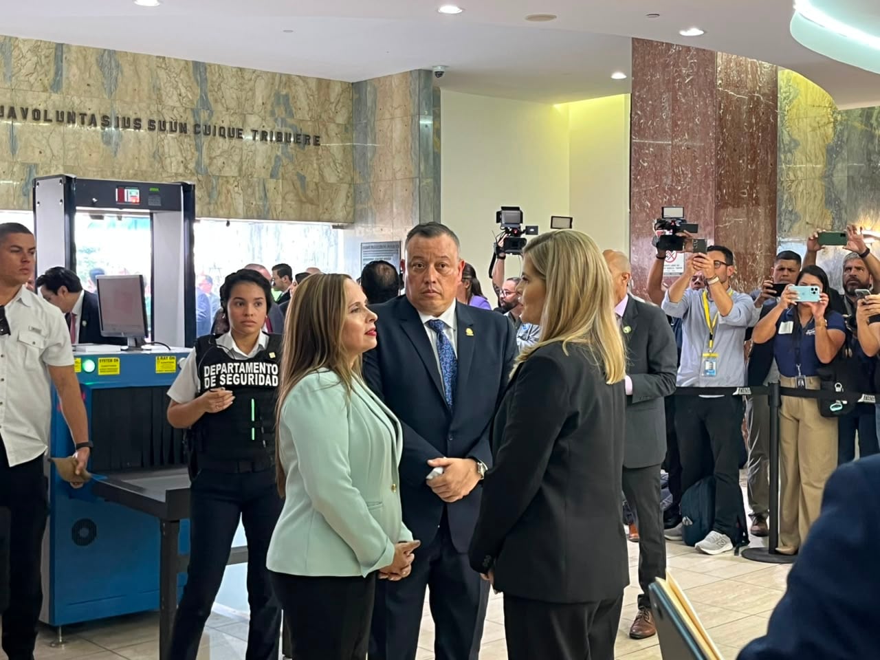 La presidenta Laura Fernández acompaña a diputados de Pueblo Soberano en la presentación de una querella contra cuatro magistrados de la Sala Constitucional por presunto prevaricato.