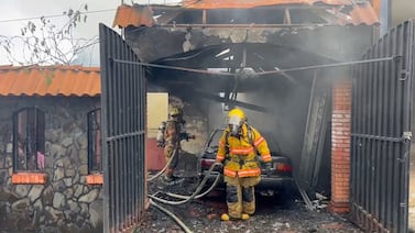 Bebé recién nacido es llevado de emergencia a hospital por incendio en casa
