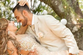 Glenda Peraza cumplió 10 años de casada y así los celebró