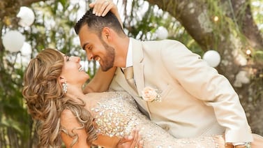 Glenda Peraza cumplió 10 años de casada y así los celebró