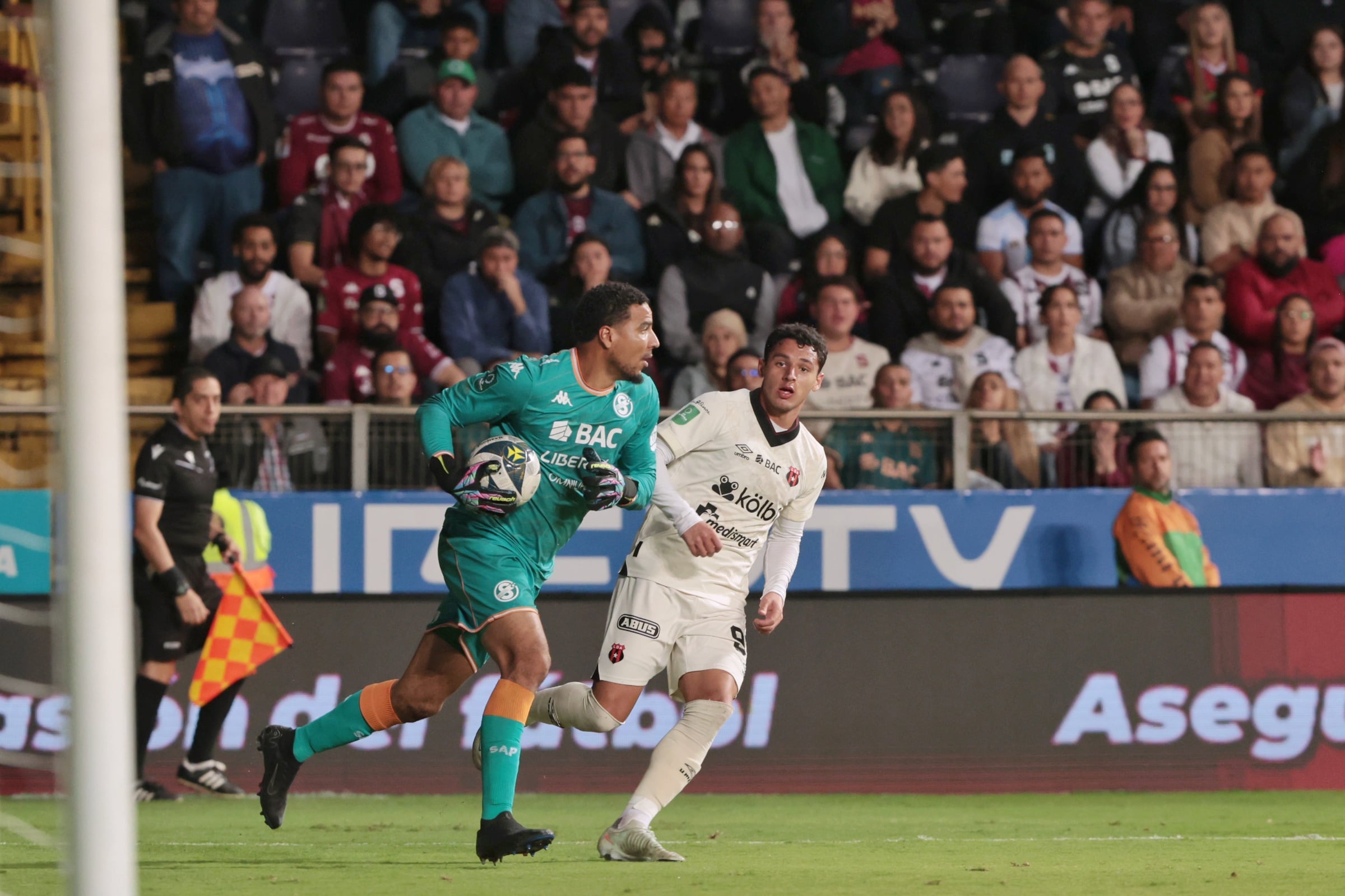17/12/2025 / partido de ida entre Deportivo Saprissa vs Liga Deportiva Alajuelense por el partido de ida de la final del Torneo apertura de la Liga Promerica 2025 en el estadio Ricardo Saprissa / foto John Durán