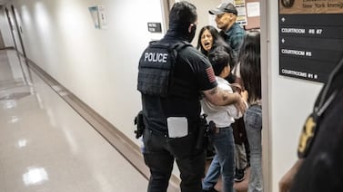 Remueven a agente del ICE tras fuerte video en el que agrede a migrante frente a sus hijos