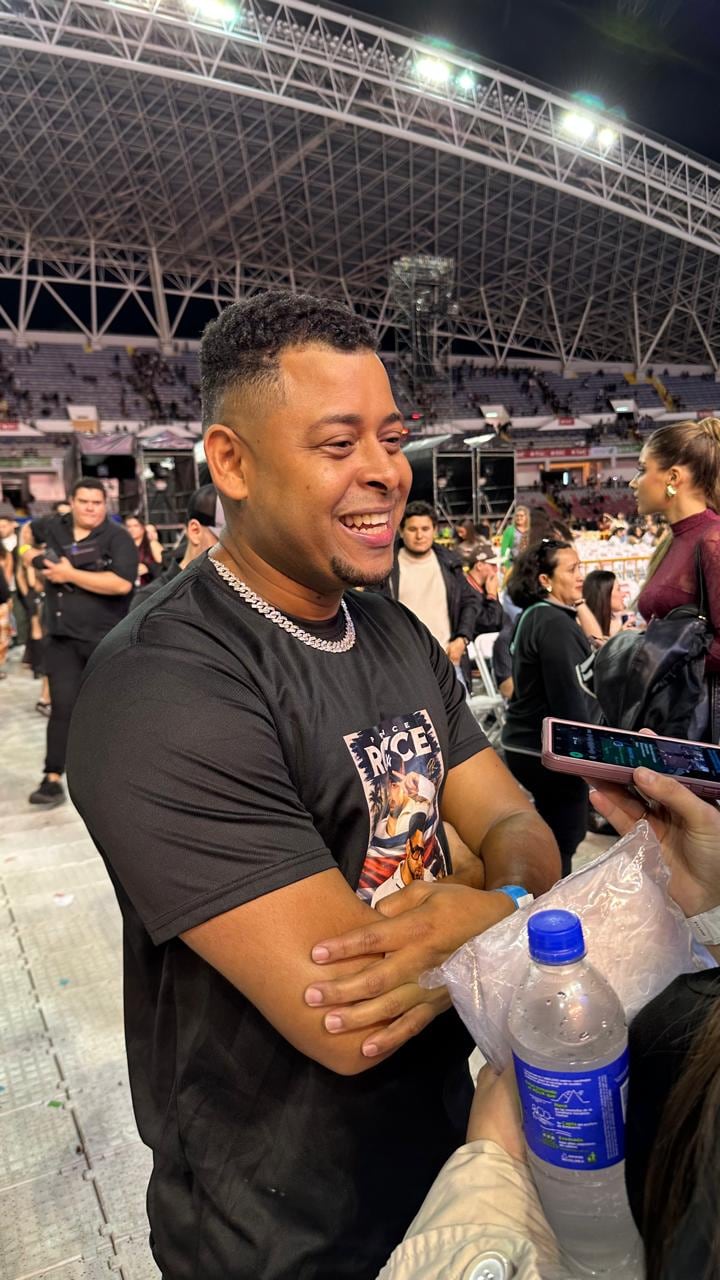 Fabio Márquez fue elegido para subir al escenario y cantar junto a Romeo Santos y Prince Royce en el Estadio Nacional de Costa Rica.