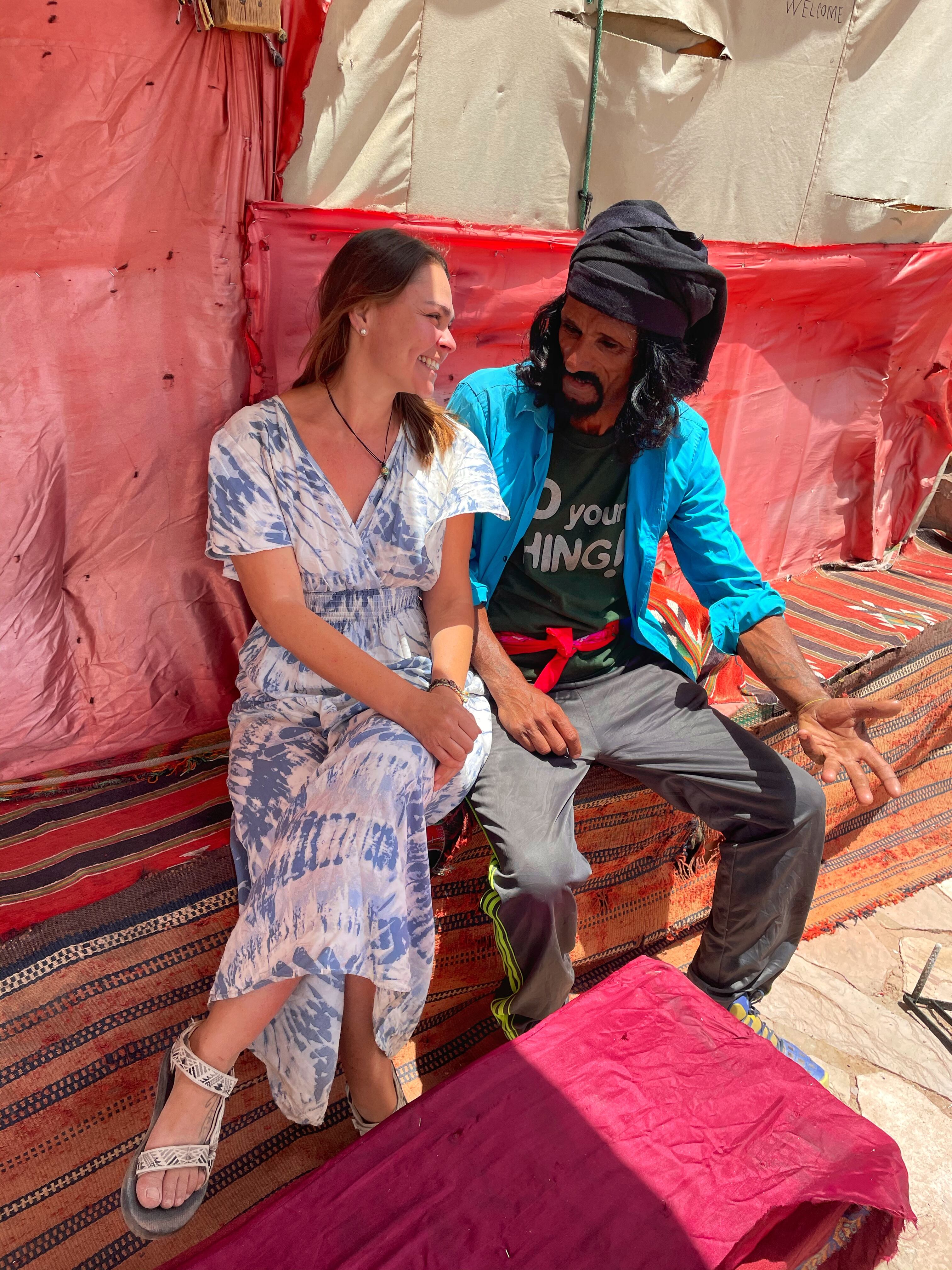 Ivannia Meza Pérez es una tica que ama el periodismo y ama viajar por eso trabaja para clientes en Costa Rica, pero desde cualquier país del mundo. La foto es en Jordania.