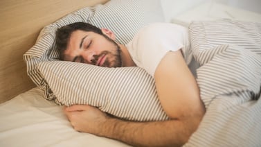 Se durmió con los lentes de contacto puestos y cuando despertó perdió la vista: “Los parásitos se comieron mi ojo”