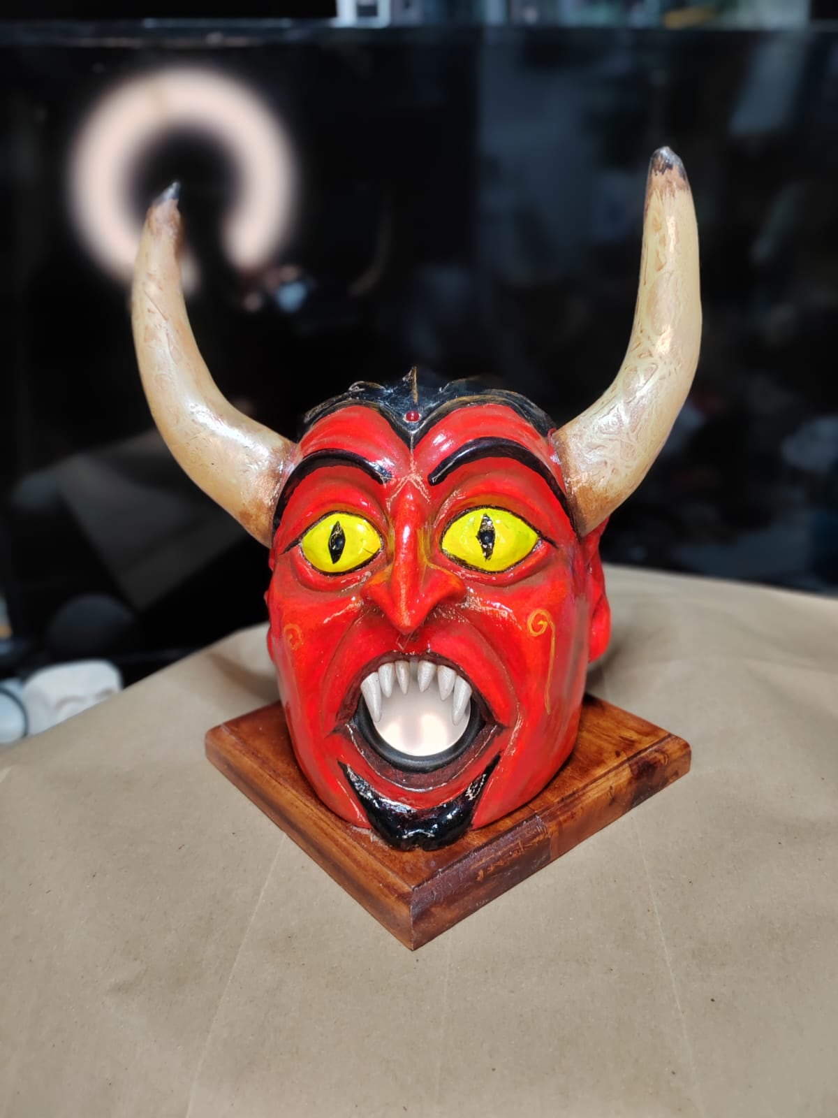 Maikol Hernández Soto no solo le saca una sonrisa a la gente con sus máscaras tradicionales, también les saca un buen ritmo, porque este barveño de corazón, y de pura cepa artística, logró algo que nadie había hecho antes en Costa Rica: crear máscaras con Bluetooth