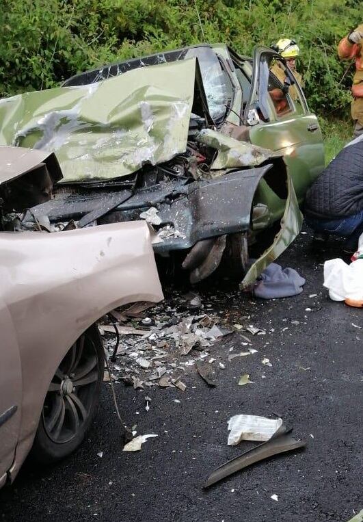 Choque frontal entre dos carros cobra la vida de una mujer en el cerro de la Muerte. Foto Cortesía.