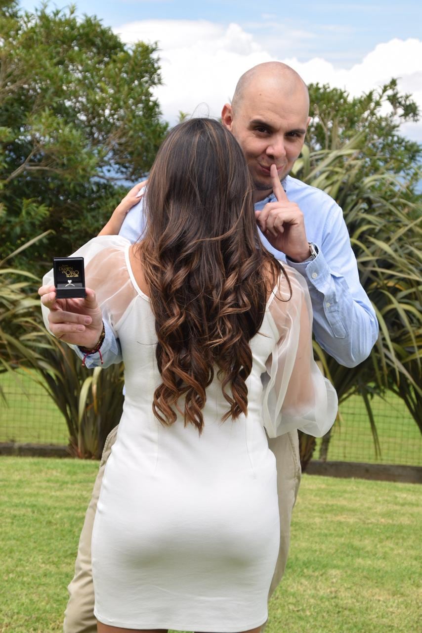 Tracy Calvo le propuso, en junio del 2020, matrimonio a su esposo, Fabricio Gamboa, mientras él estaba internado por cáncer en el Calderón Guardia, él falleció y ella entre 2025 y 2026 escribió un libro con la historia que vivieron juntos. "Amé hasta el cielo", es el título.