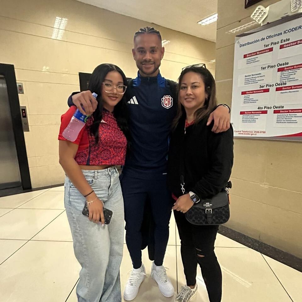 Ariel Lassiter, delantero de la Selección Nacional se fracturó un dedo de la mano izquierda. Instagram Ariel Lassiter.