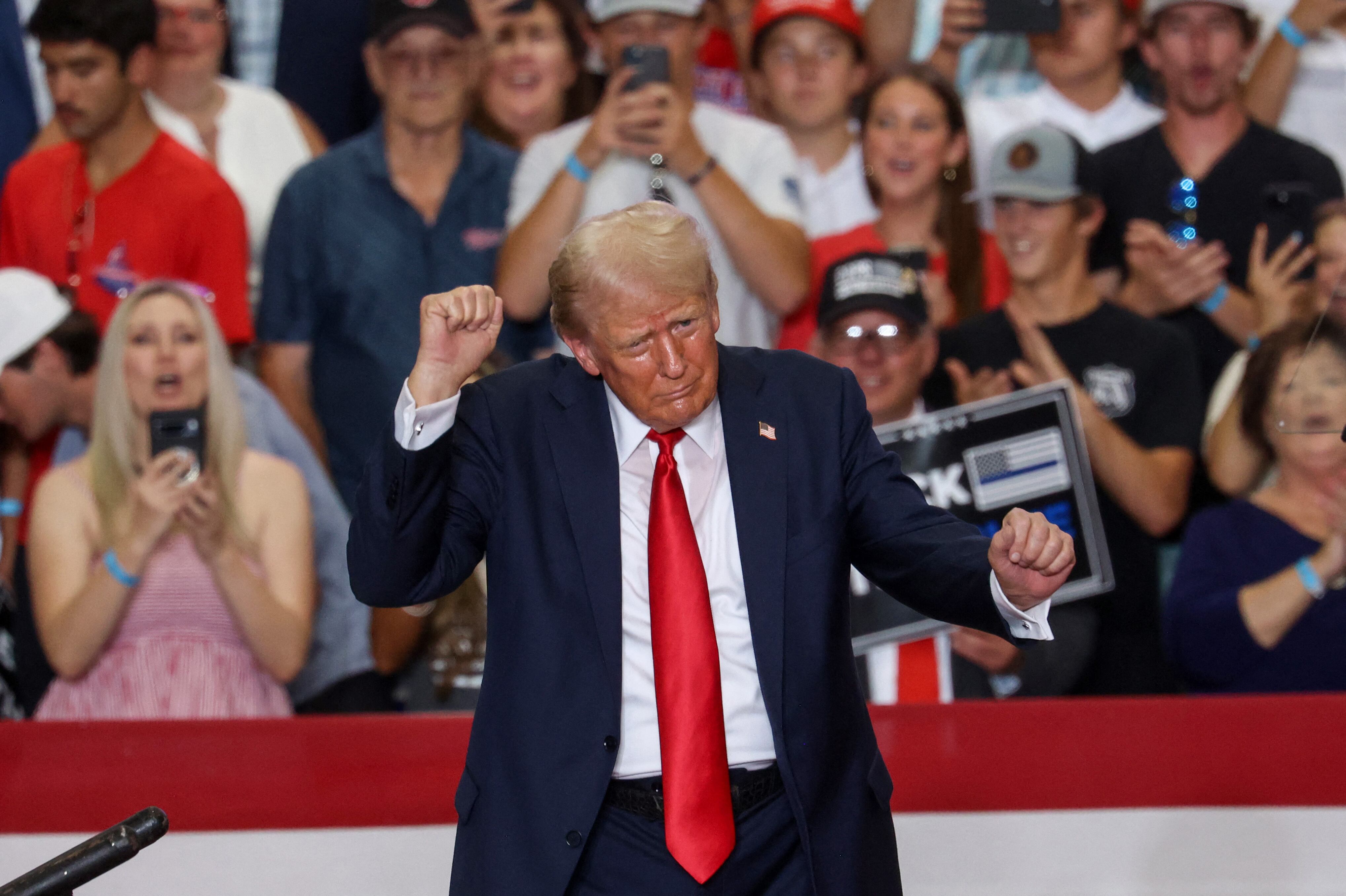 El expresidente estadounidense y candidato presidencial republicano para 2024, Donald Trump, baila después de hablar durante un mitin de campaña en el Centro Nacional de Hockey Herb Brooks en Saint Cloud, Minnesota.