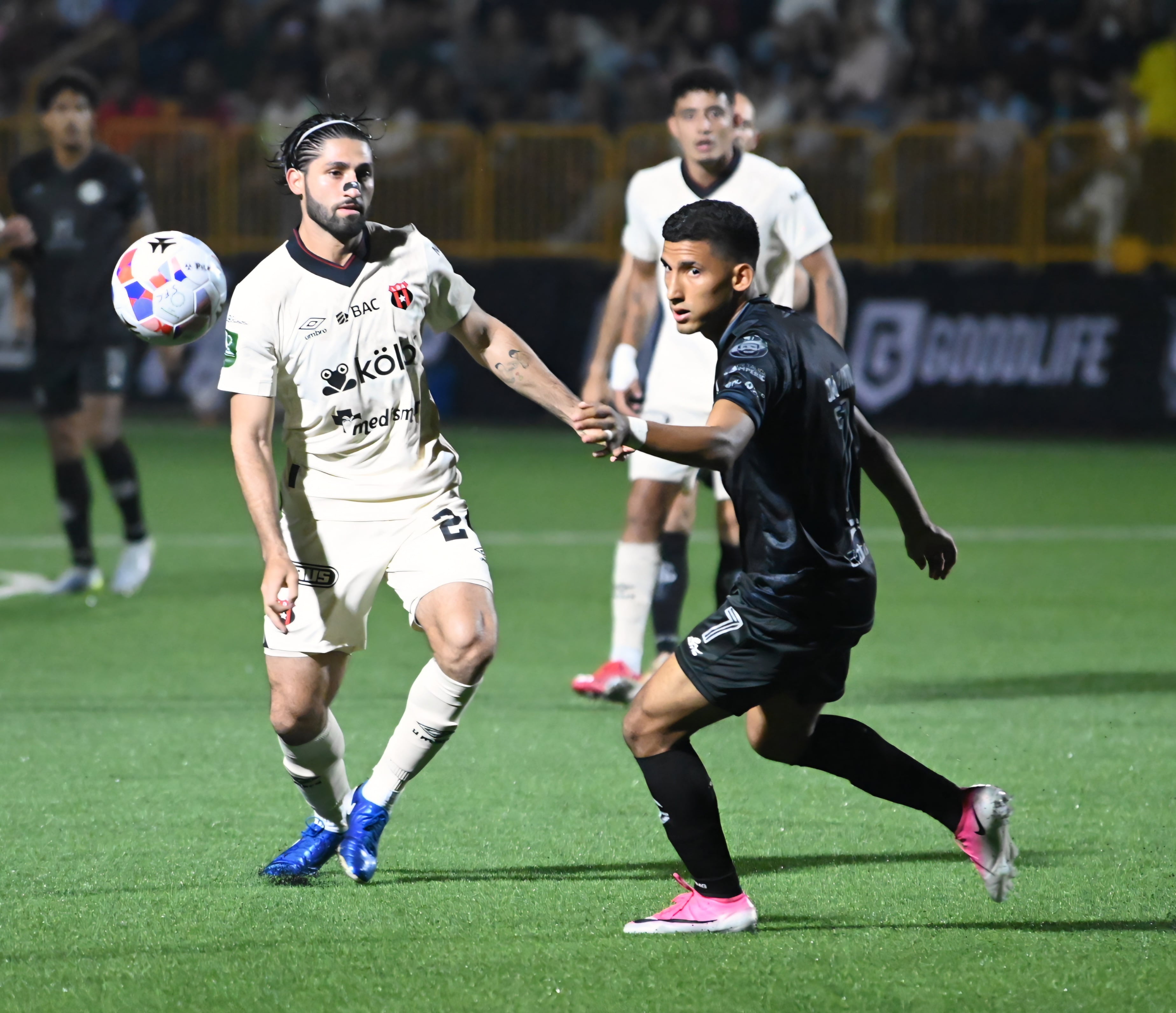 25 de julio del 2026. Estadio Puente de Piedra, Grecia. 20:00 hrs. El equipo Sporting FC se enfrenta a la Liga Deportiva Alajuelense en la jornada 1 del Torneo de Apertura del Campeonato Nacional de fútbol de Primera División. En la foto: los técnicos Andrés Carevic (Sporting) e Ismael Rescalvo (LDA). Acciones durante el juego. Foto: Albert Marin.