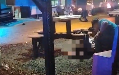 El cuerpo del hombre quedó tendido junto a una mesa tras el violento ataque.