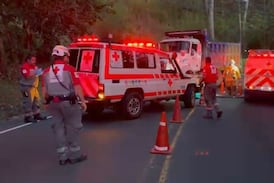 Motociclista muere prensado tras violenta colisión en Mora